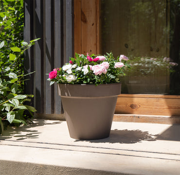 vaso de barro amalia vulcano artevasi em ambiente exterior varanda com plantas