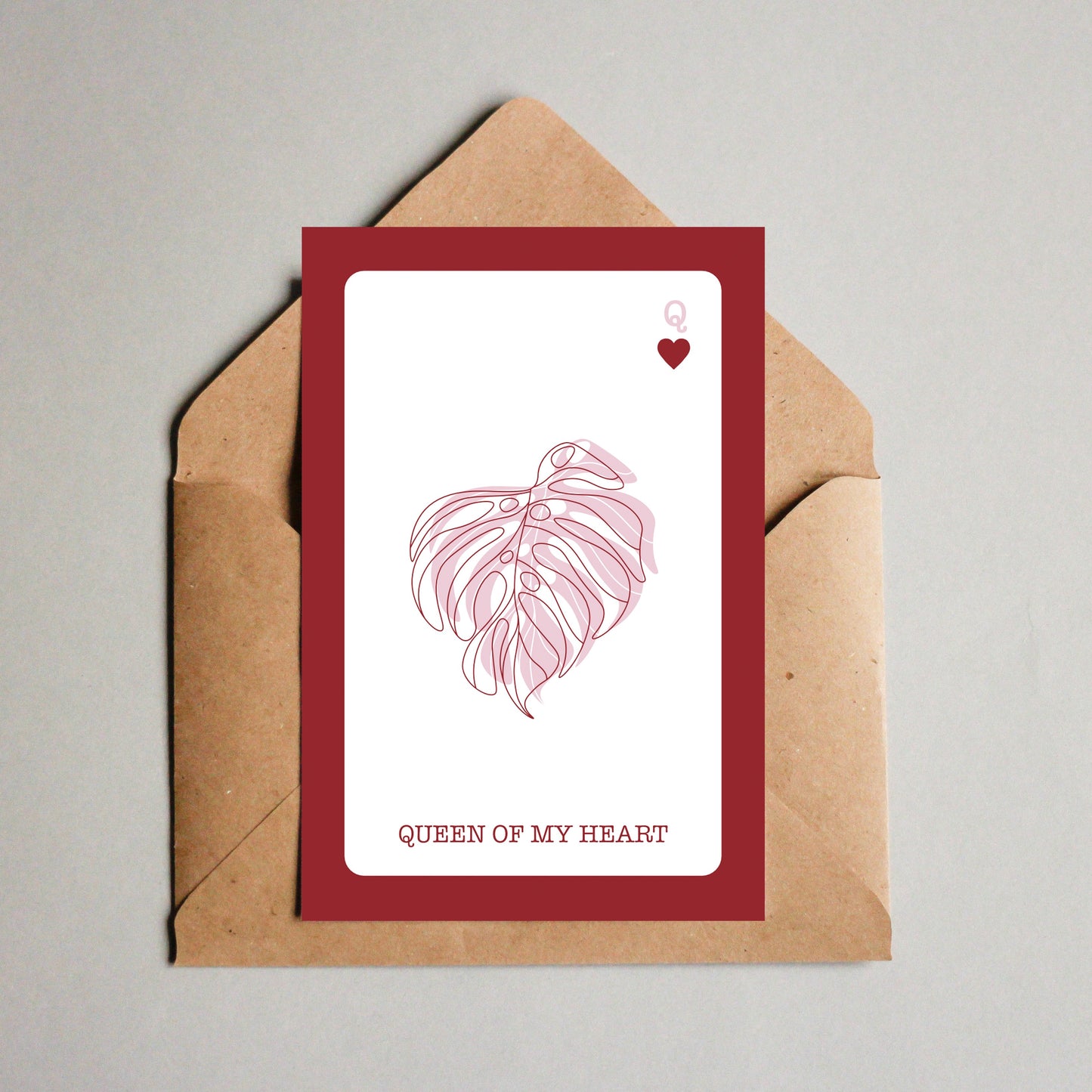 cartão de mensagem romântico para dia dos namorados com mensagem em inglês queen of my heart e imagem de uma folha de monstera em forma de coração