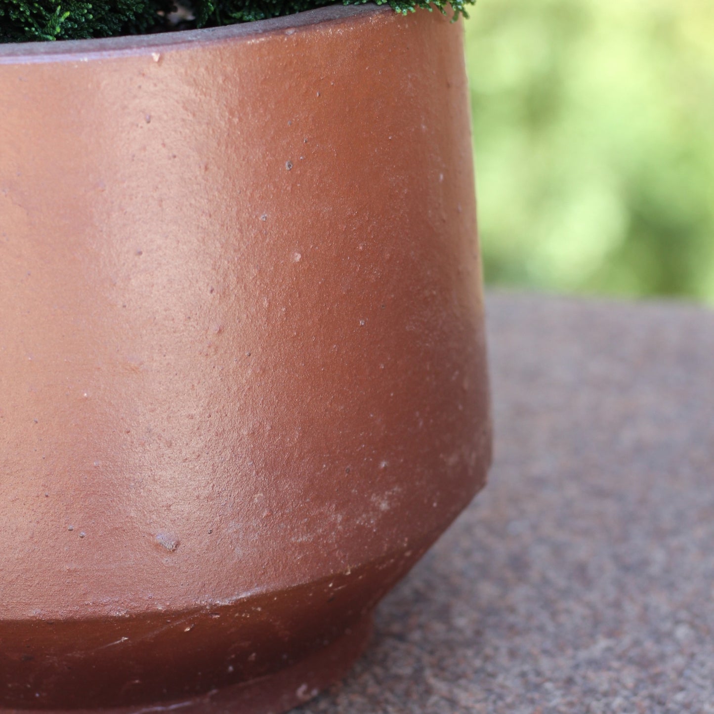 Detalhe do acabamento em gres do vaso cilíndrico angular vietnamita, com textura fosca e cor areia natural