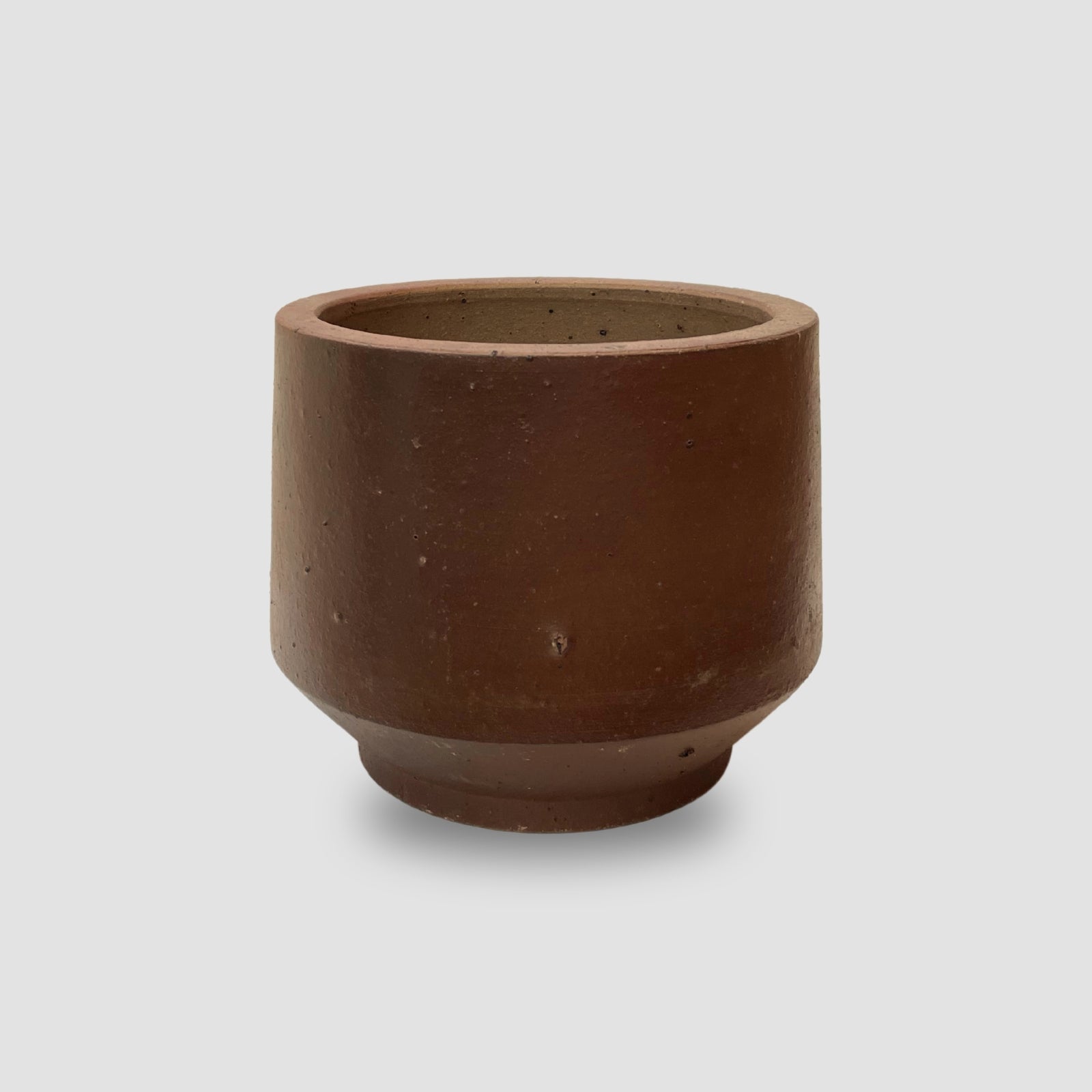 Vaso cilíndrico angular de gres vietnamita em destaque, ideal para decoração moderna com plantas de médio porte
