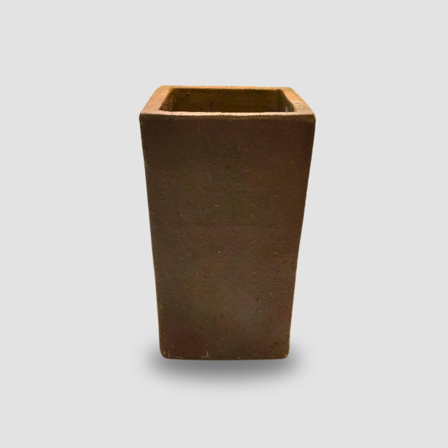 Vaso Cubo Alto Torino em tom cinza escuro, com linhas retas, acabamento rústico e formato vertical para plantas de grande porte