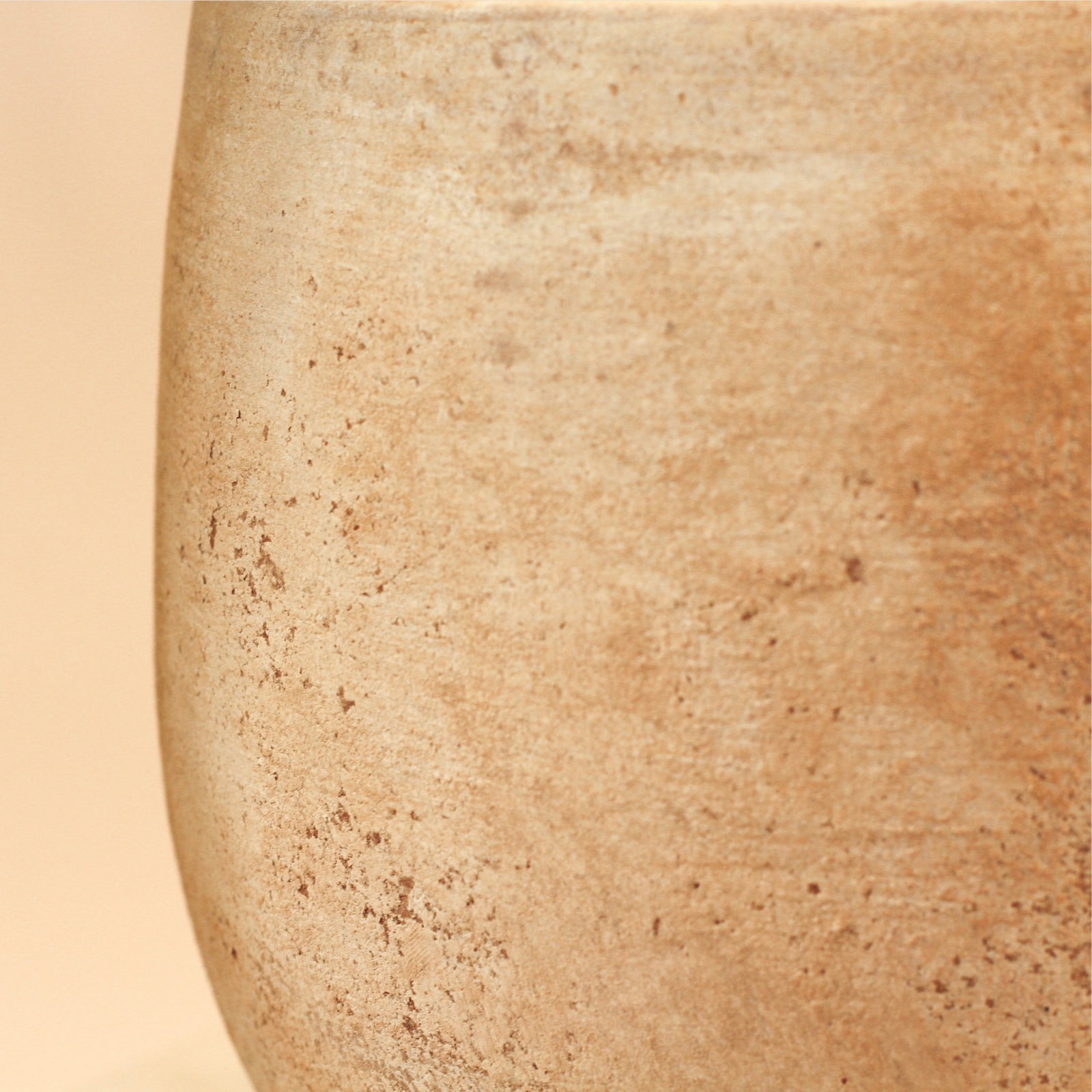 Vaso Campana Ovo Antique Delta em grés com acabamento antique em tons terrosos e textura natural.