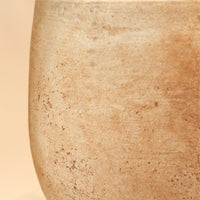 Vaso Campana Ovo Antique Delta em grés com acabamento antique em tons terrosos e textura natural.